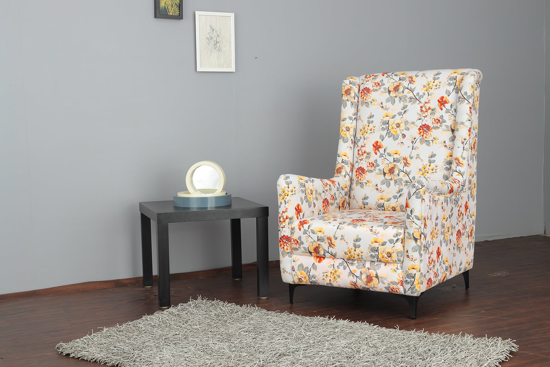 Curled Hand Rest Accent Chair